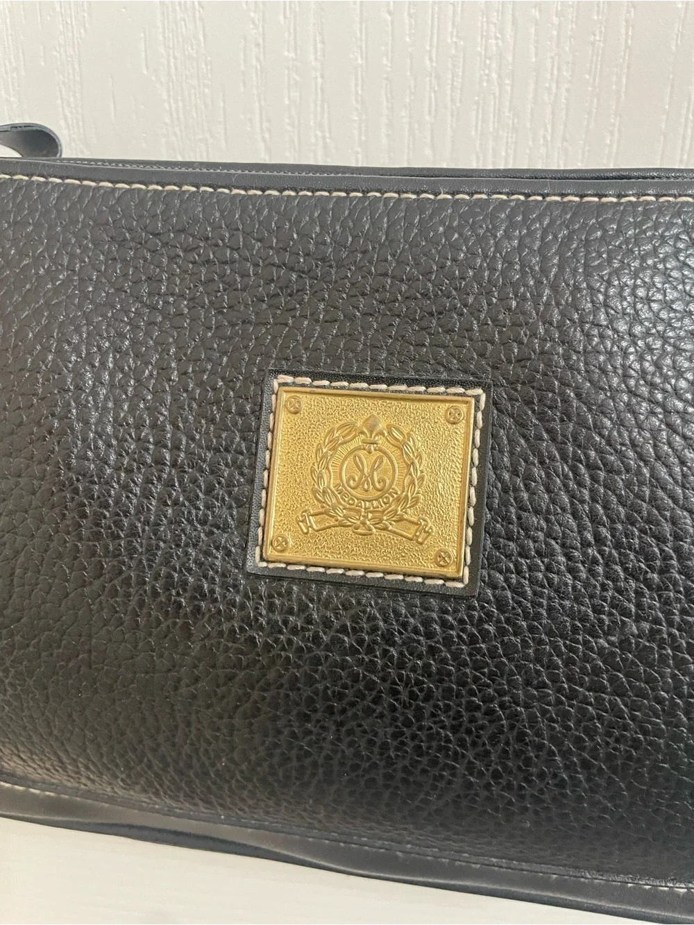 Medallion sleek black